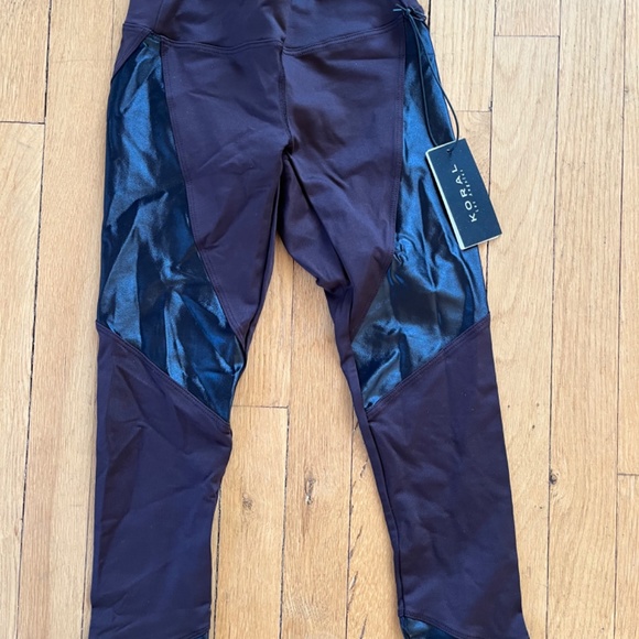Koral NWT Revolve Chocolate Black Shiny Forge Mid Rise Leggings Size XS - Picture 3 of 3
